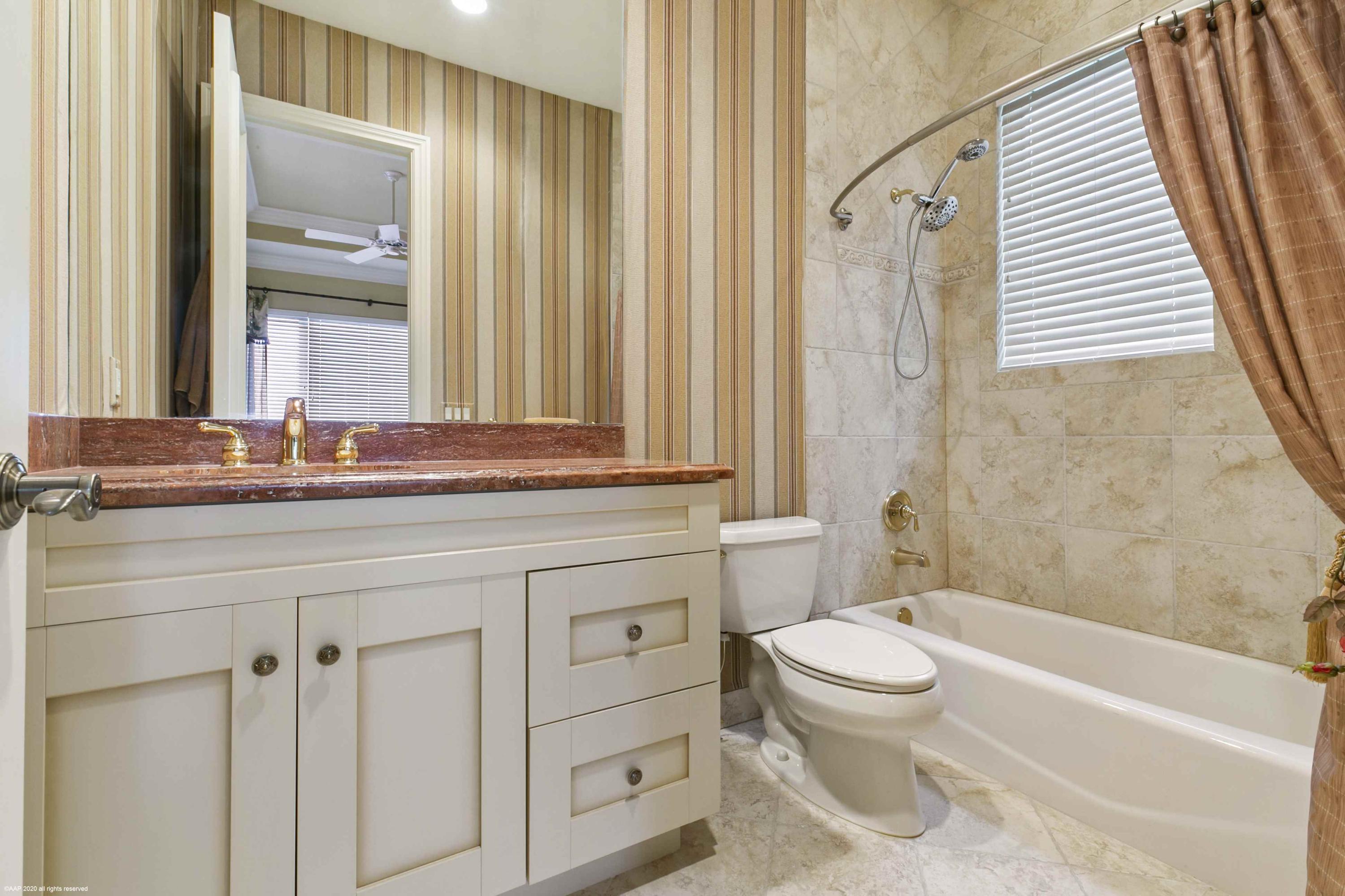127 Playa Rienta Palm Beach Gardens, FL 33418 - Photo 47 of 51 Guest Bath