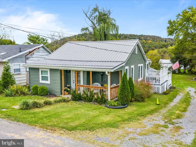 a view of a house with a yard and plants