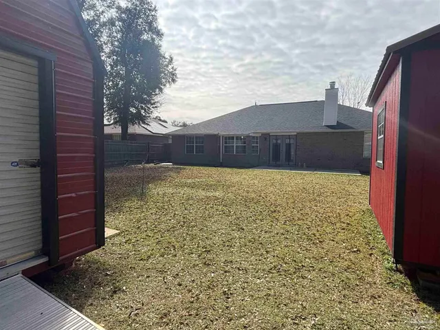 a view of a backyard