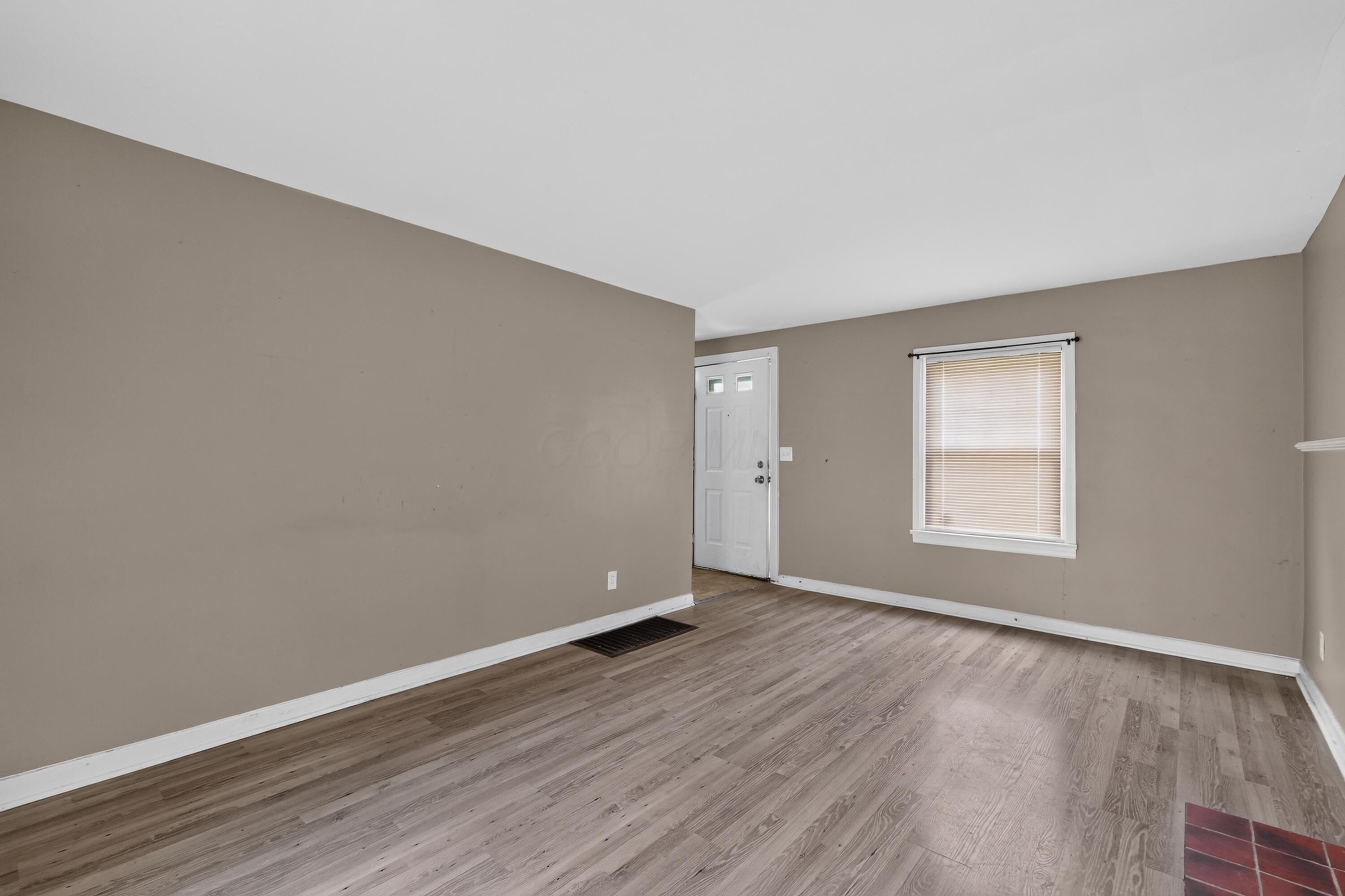 594 South Hampton Road Columbus, OH 43213 - Photo 4 of 21 04_594_S_Hampton_Rd-Living_room-n-10