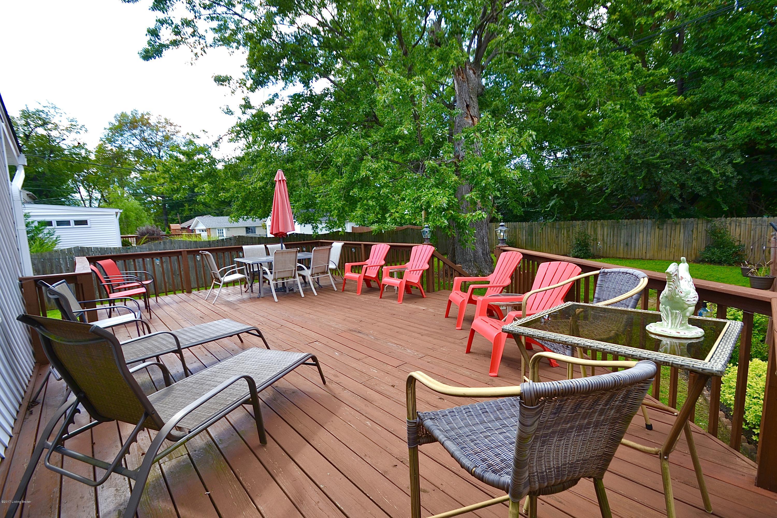 Hug Deck for entertaining, notice 17 chairs