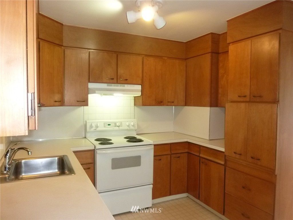 2501 Northeast 9th Street Renton, WA 98056 - Photo 12 of 24