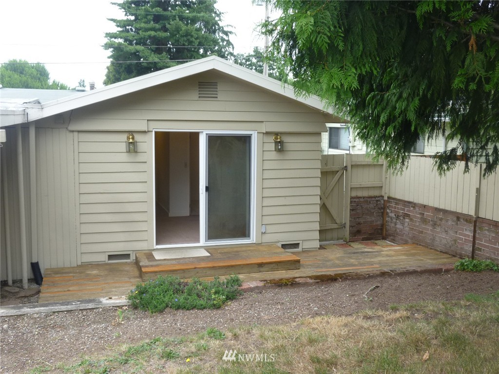 2501 Northeast 9th Street Renton, WA 98056 - Photo 3 of 24