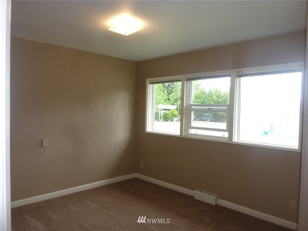 2501 Northeast 9th Street Renton, WA 98056 - Photo 6 of 24