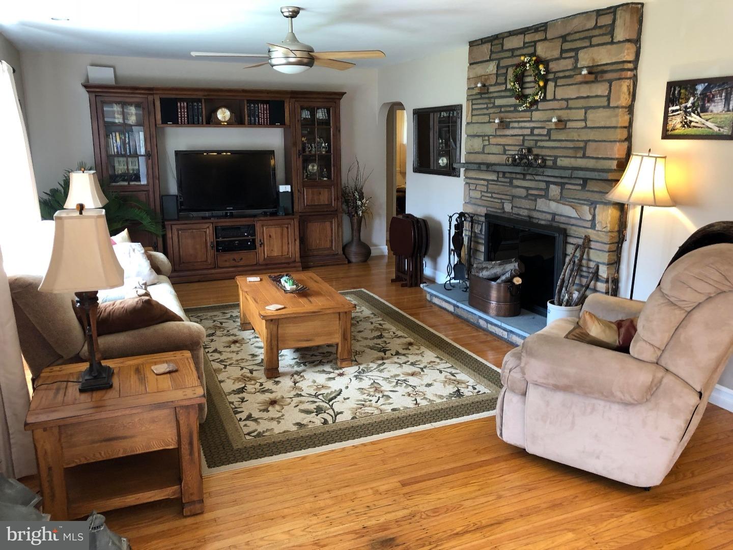 127 Laurel Road Southampton, PA 18966 - Photo 5 of 20 Living Room
