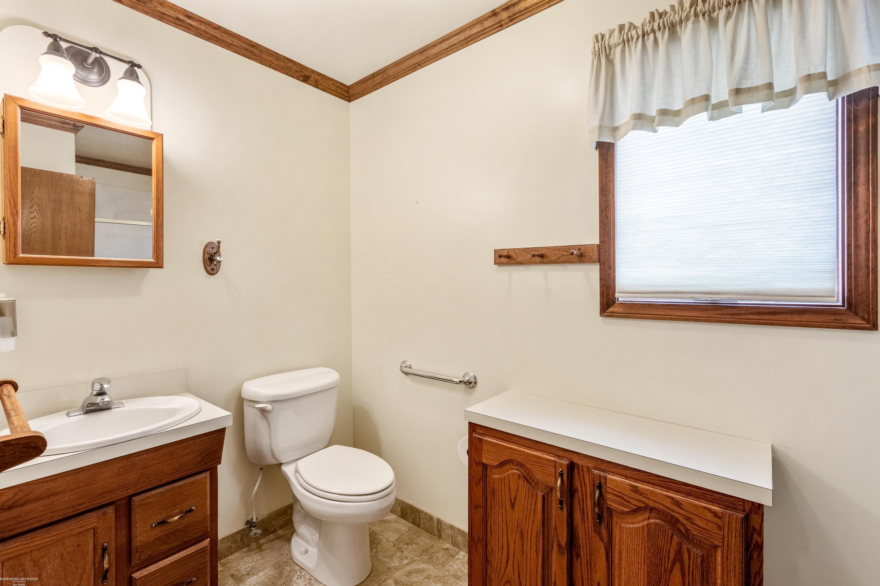 27577 Campbell Road Warren, MI 48093 - Photo 9 of 29 Full Bath off Kitchen