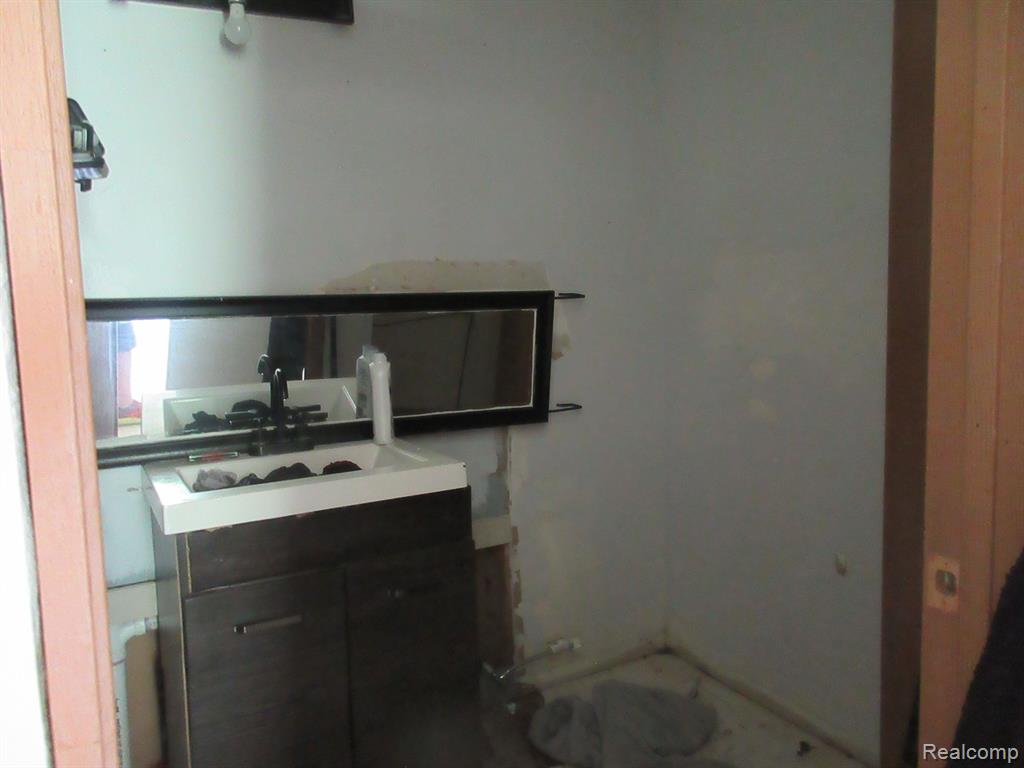 4010 Harding Street Detroit, MI 48214 - Photo 6 of 16
