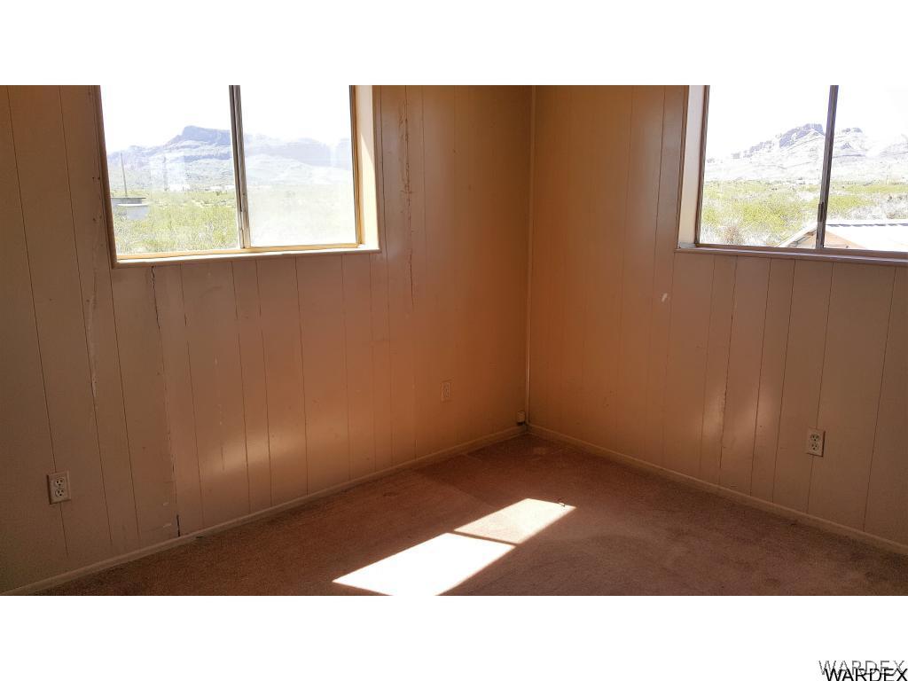 1385 Egar Road Golden Valley, AZ 86413 - Photo 14 of 31 Guest bedroom