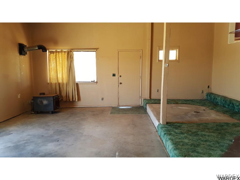 1385 Egar Road Golden Valley, AZ 86413 - Photo 17 of 31 Familyrec room