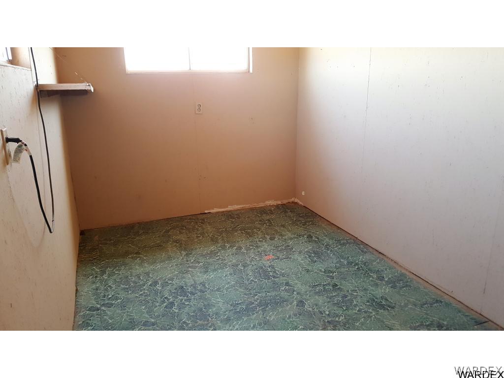 1385 Egar Road Golden Valley, AZ 86413 - Photo 22 of 31 Officeden area