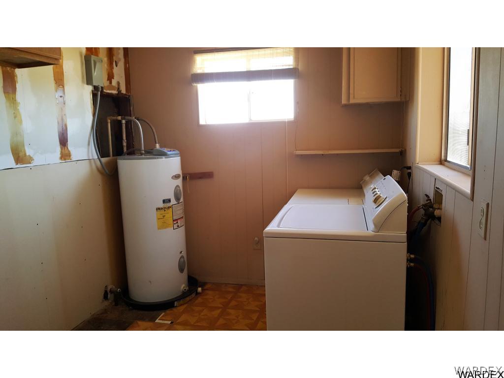 1385 Egar Road Golden Valley, AZ 86413 - Photo 24 of 31 Utility room