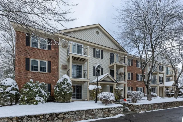 $219,900 | 3 Northbrook Drive, Unit 307, Manchester, NH 03102