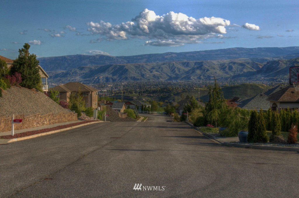 1095 Ridge Crest Drive Wenatchee, WA 98801 - Photo 3 of 18 Gallery Image 3