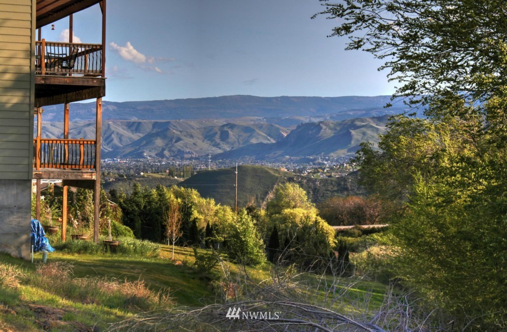 1095 Ridge Crest Drive Wenatchee, WA 98801 - Photo 10 of 18 Gallery Image 10