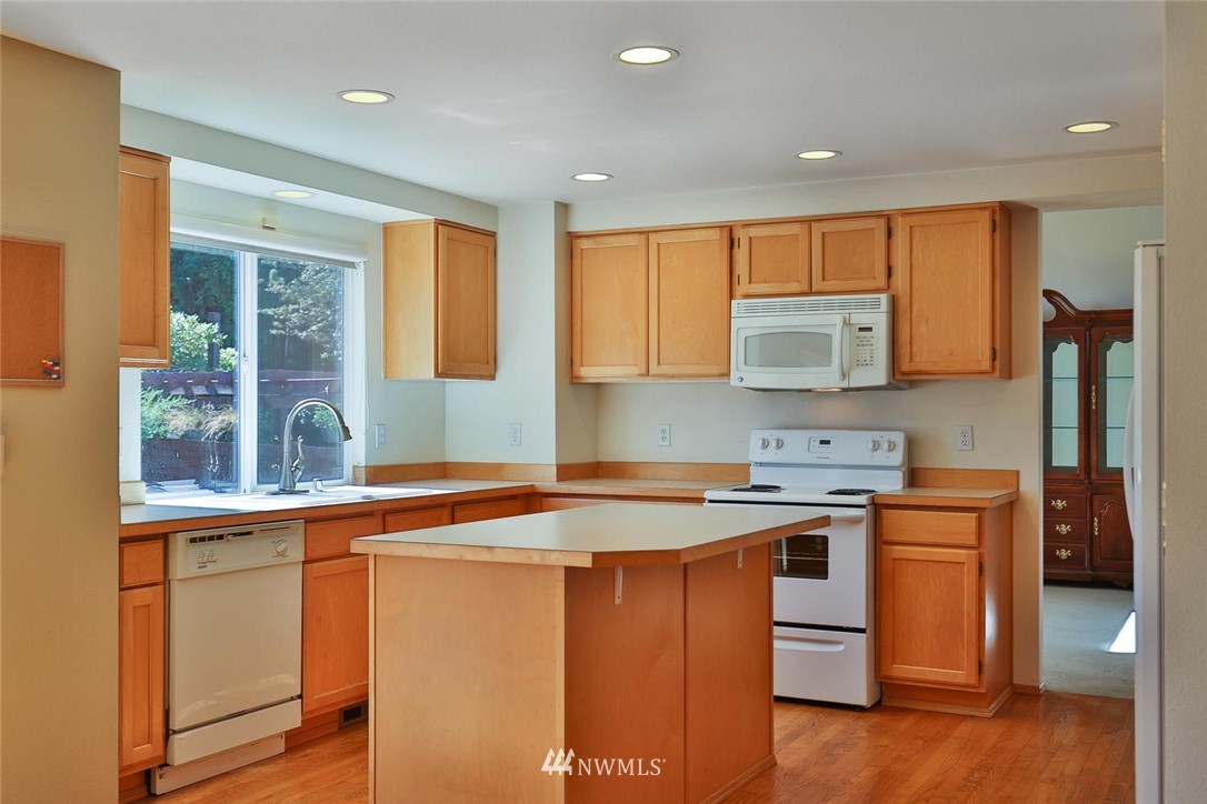 1915 Northeast 24th Street Renton, WA 98056 - Photo 6 of 26
