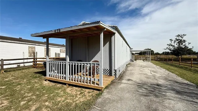 a view of entryway with a yard