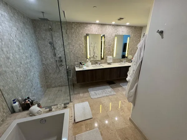 $6,700 | 68 Southeast 6th Street, Unit 1109, Miami, FL 33131