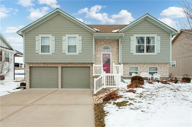 $305,000 | 21206 Northpointe Drive, Peculiar, MO 64078