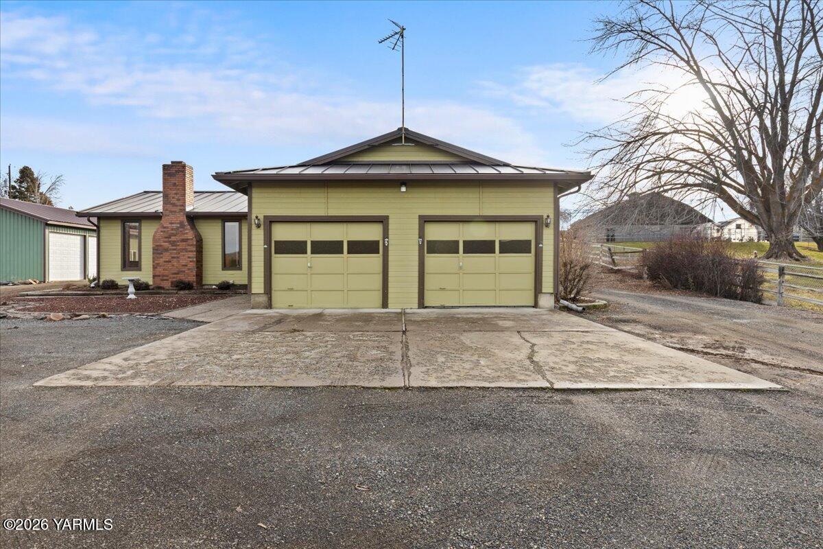 10802 Zier Road Yakima, WA 98908 - Photo 12 of 46 a front view of a house with a yard and garage