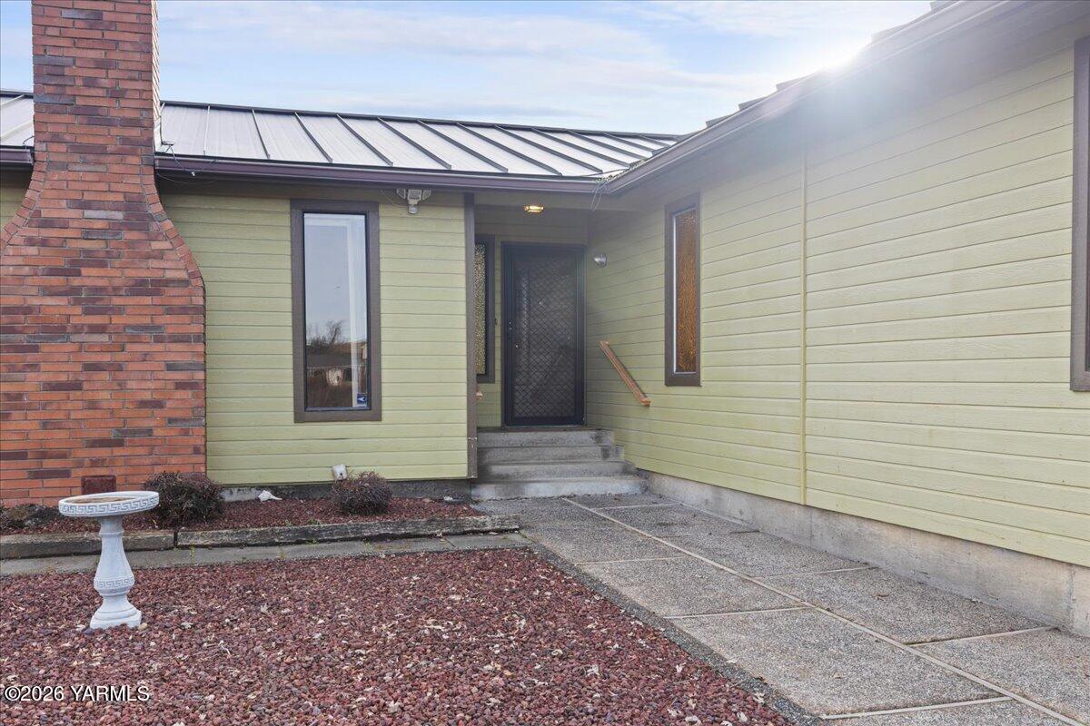 10802 Zier Road Yakima, WA 98908 - Photo 13 of 46 a front view of a house with a yard