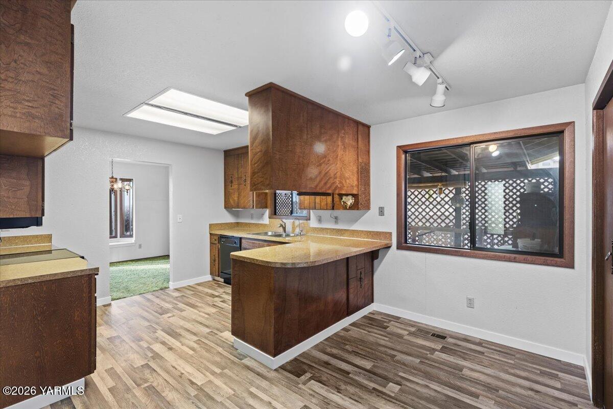 10802 Zier Road Yakima, WA 98908 - Photo 15 of 46 a spacious bathroom with a sink a mirror and a bathtub