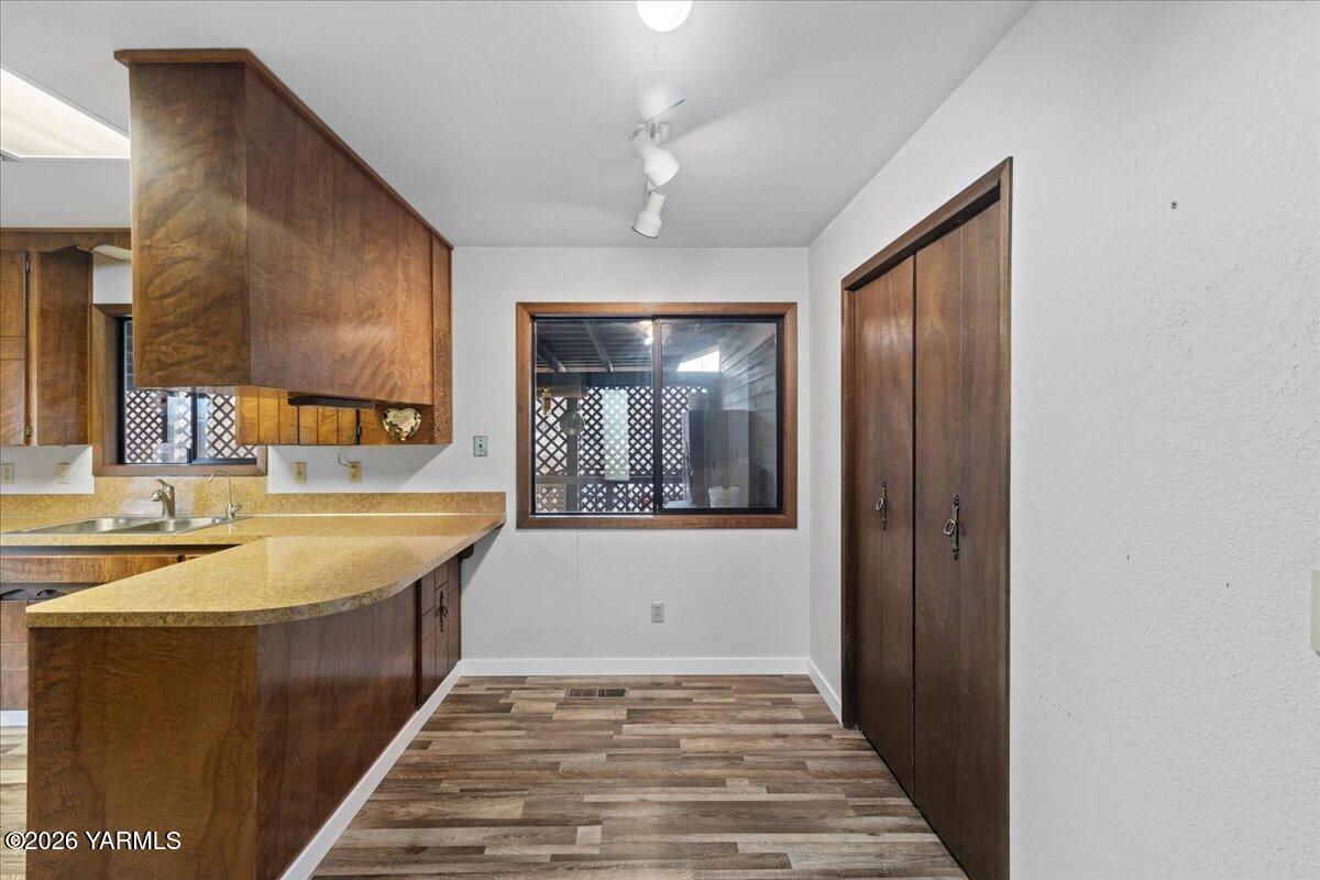 10802 Zier Road Yakima, WA 98908 - Photo 16 of 46 a spacious bathroom with a tub shower and sink