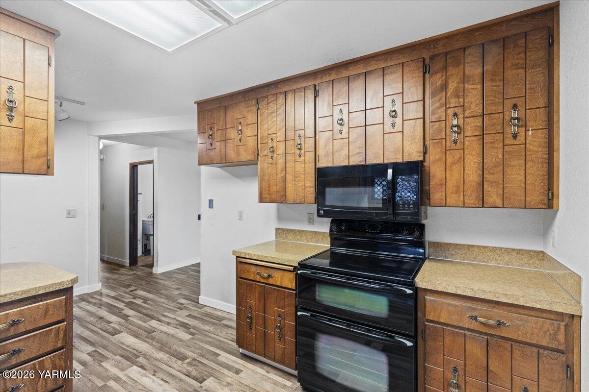 10802 Zier Road Yakima, WA 98908 - Photo 18 of 46 a kitchen with a stove and a microwave