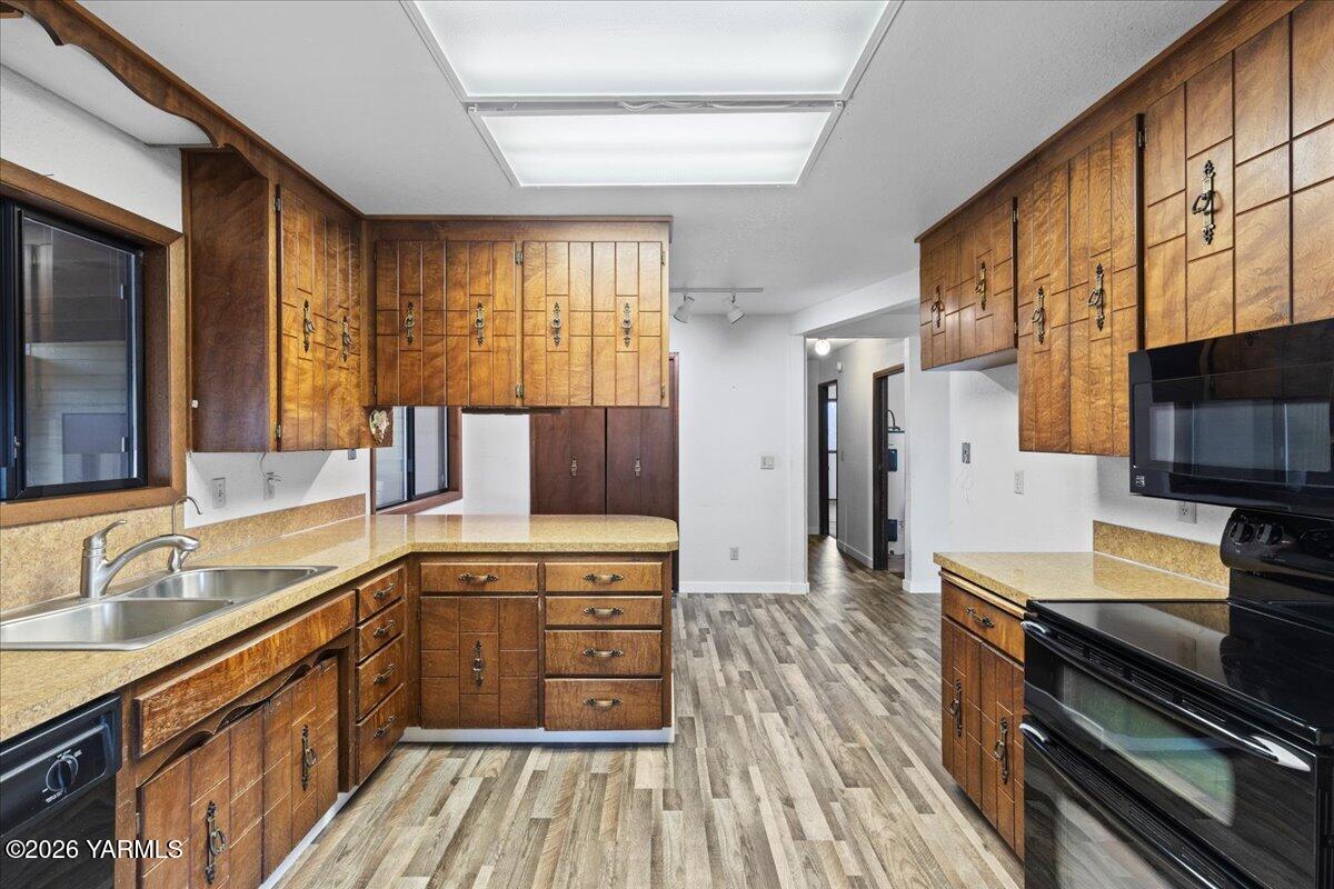 10802 Zier Road Yakima, WA 98908 - Photo 19 of 46 a kitchen with stainless steel appliances a stove sink and cabinets