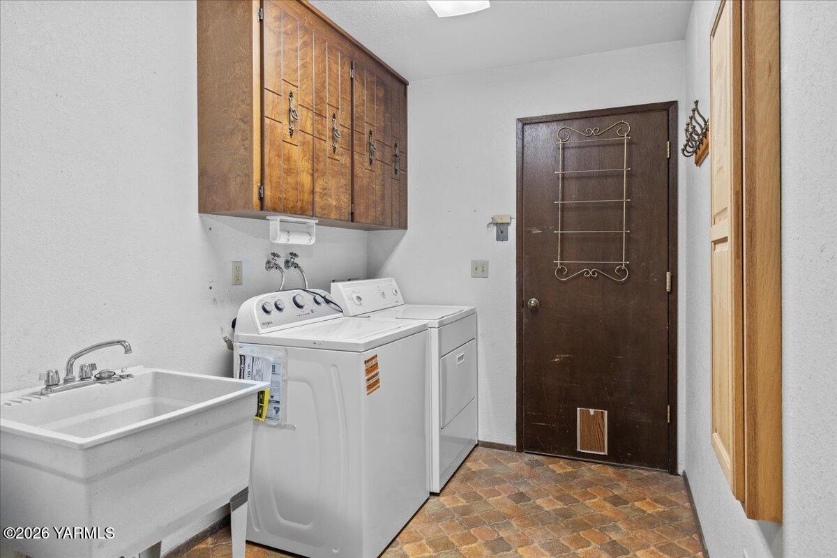 10802 Zier Road Yakima, WA 98908 - Photo 30 of 46 a utility room with dryer and washer