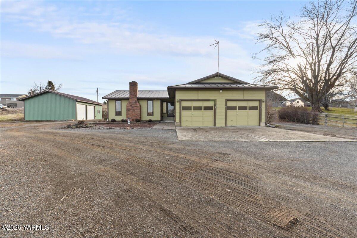 10802 Zier Road Yakima, WA 98908 - Photo 3 of 46 a front view of a house with a yard and garage