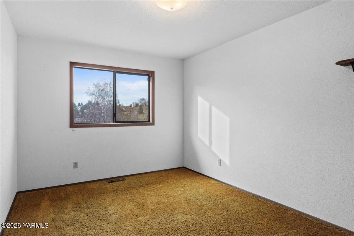 10802 Zier Road Yakima, WA 98908 - Photo 32 of 46 an empty room with a window