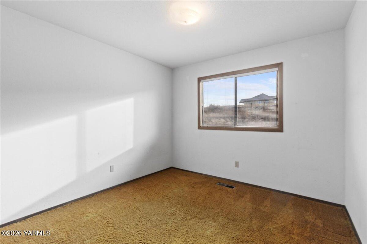 10802 Zier Road Yakima, WA 98908 - Photo 35 of 46 an empty room with a window