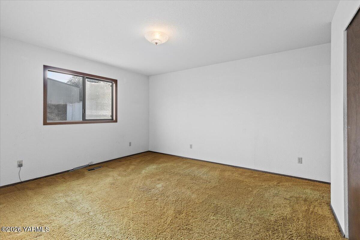 10802 Zier Road Yakima, WA 98908 - Photo 38 of 46 an empty room with a window