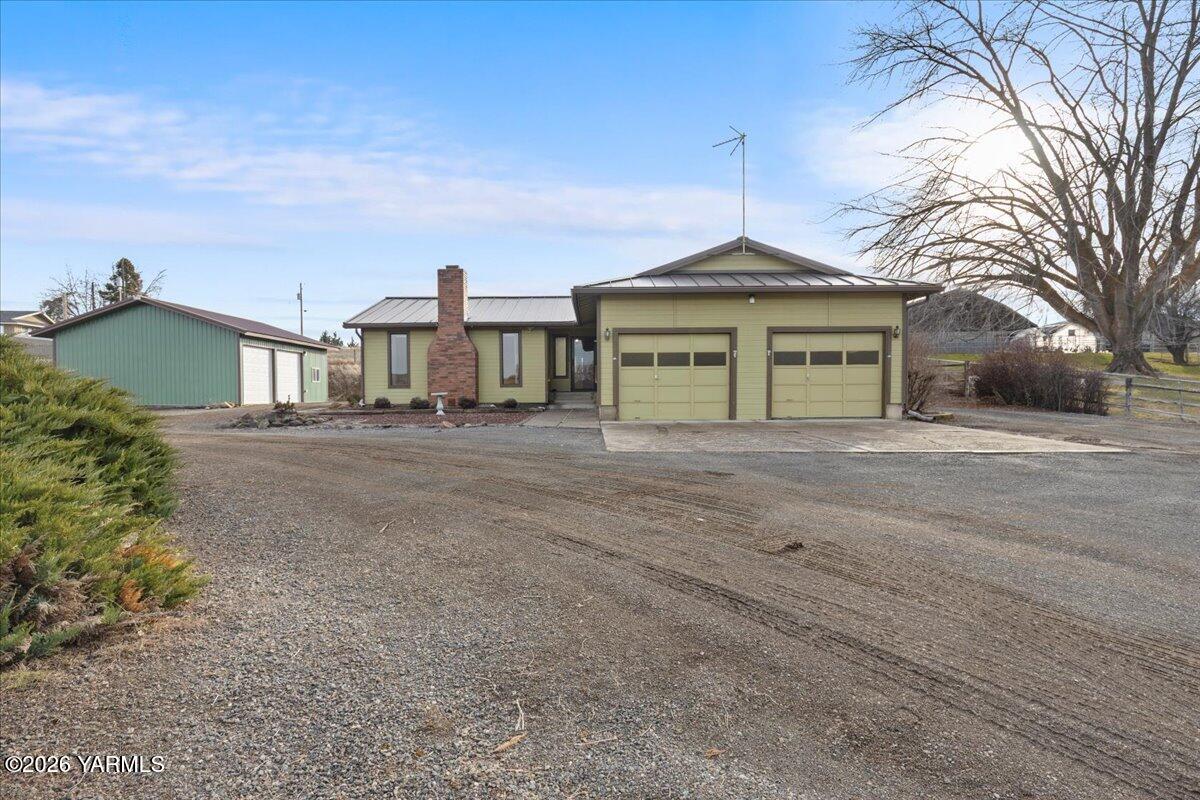 10802 Zier Road Yakima, WA 98908 - Photo 4 of 46 a front view of a house with a yard