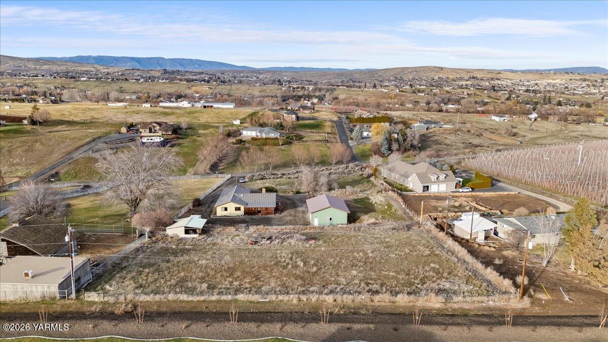 10802 Zier Road Yakima, WA 98908 - Photo 43 of 46 an aerial view of a houses with a outdoor space
