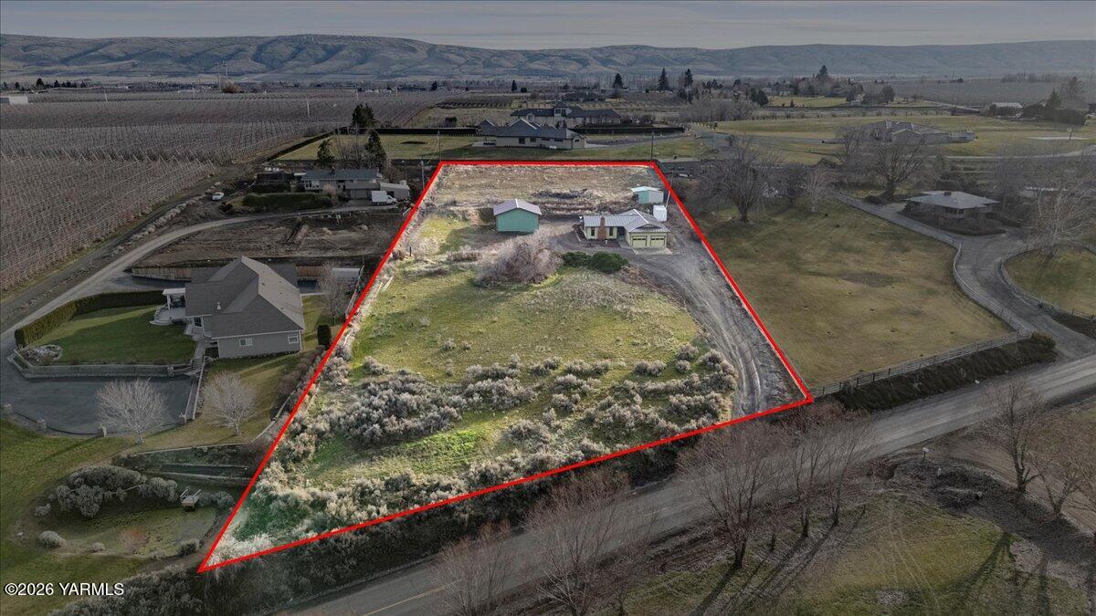 10802 Zier Road Yakima, WA 98908 - Photo 6 of 46 a view of a wooden floor