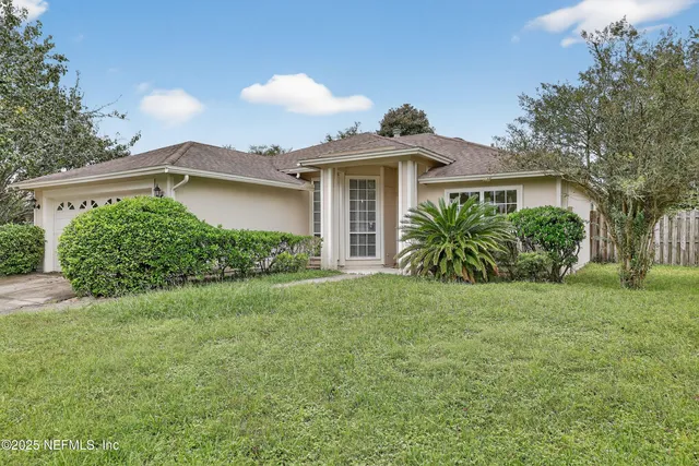 a view of a house with yard and plants