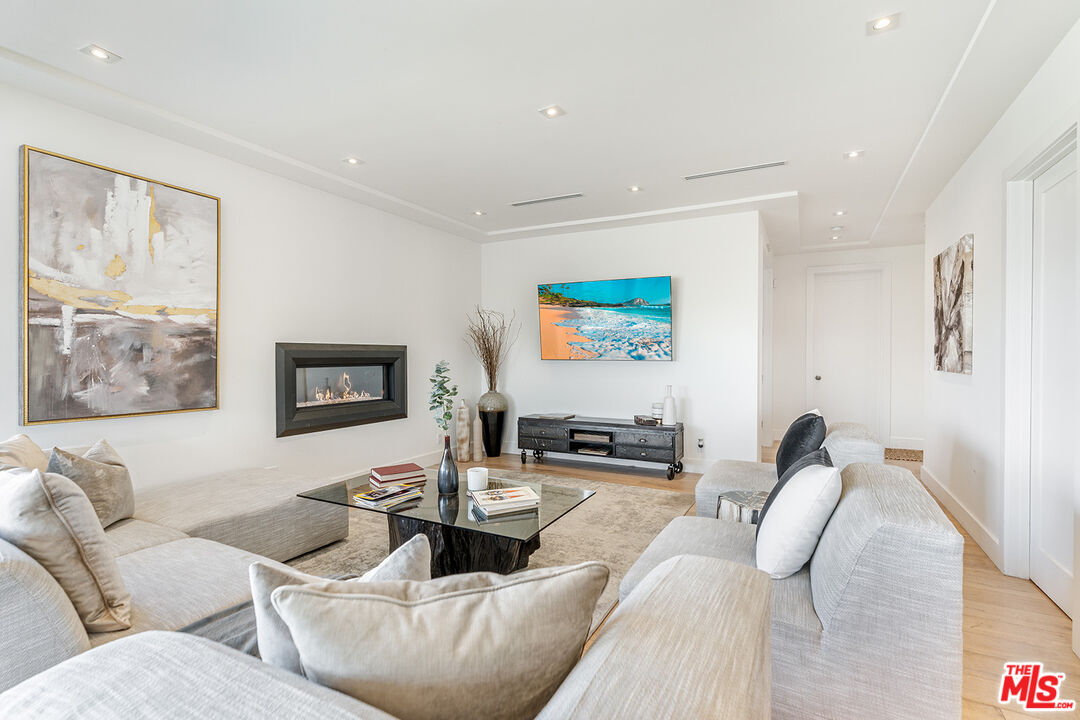 10901 Terryview Drive Studio City, CA 91604 - Photo 19 of 50 a living room with furniture and painting on the wall