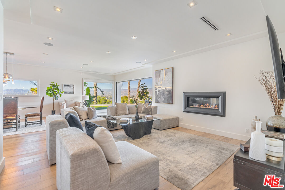 10901 Terryview Drive Studio City, CA 91604 - Photo 20 of 50 a living room with furniture