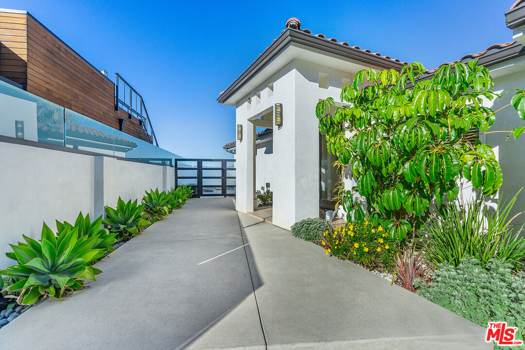 10901 Terryview Drive Studio City, CA 91604 - Photo 3 of 50 a front view of a house with a yard