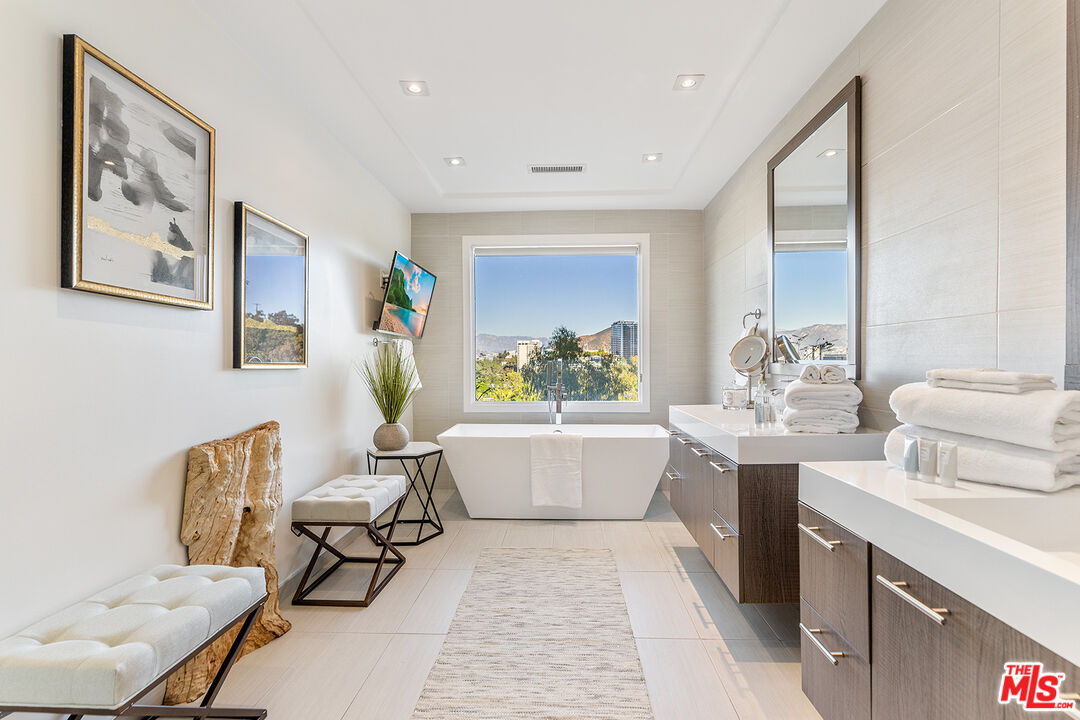 10901 Terryview Drive Studio City, CA 91604 - Photo 32 of 50 a living room with furniture and a potted plant