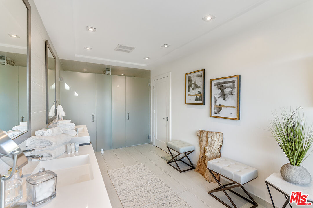 10901 Terryview Drive Studio City, CA 91604 - Photo 34 of 50 a spacious bedroom with a bed and a potted plant