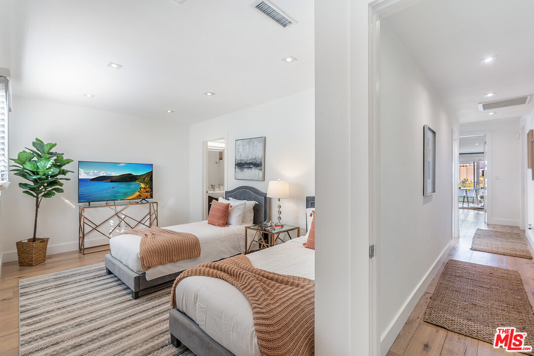 10901 Terryview Drive Studio City, CA 91604 - Photo 38 of 50 a living room with furniture and a potted plant