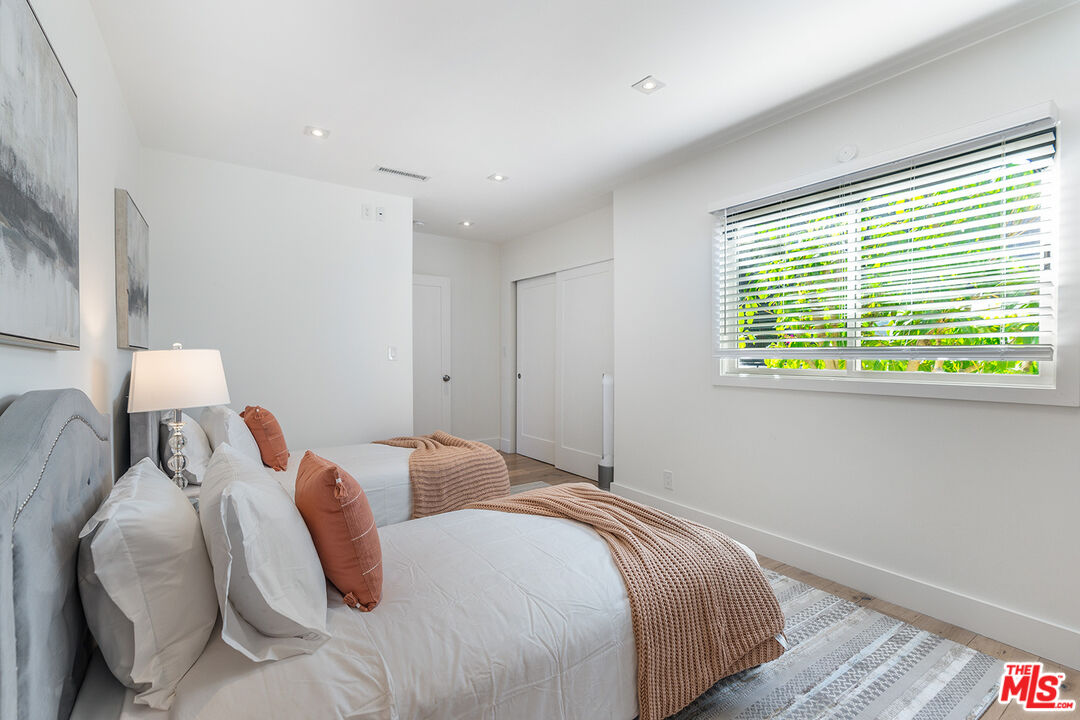 10901 Terryview Drive Studio City, CA 91604 - Photo 40 of 50 a bedroom with two beds and a window