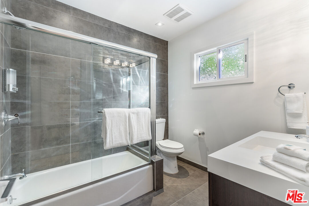 10901 Terryview Drive Studio City, CA 91604 - Photo 43 of 50 a bathroom with a sink toilet and shower