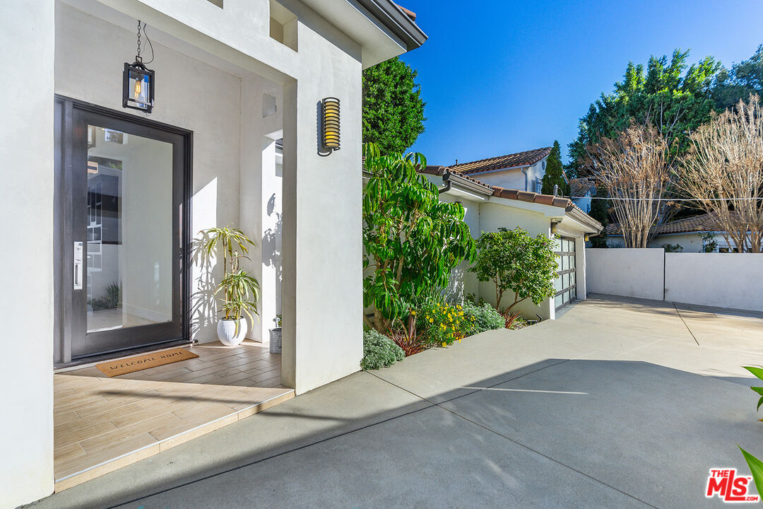 10901 Terryview Drive Studio City, CA 91604 - Photo 6 of 50 a view of a house with a outdoor space
