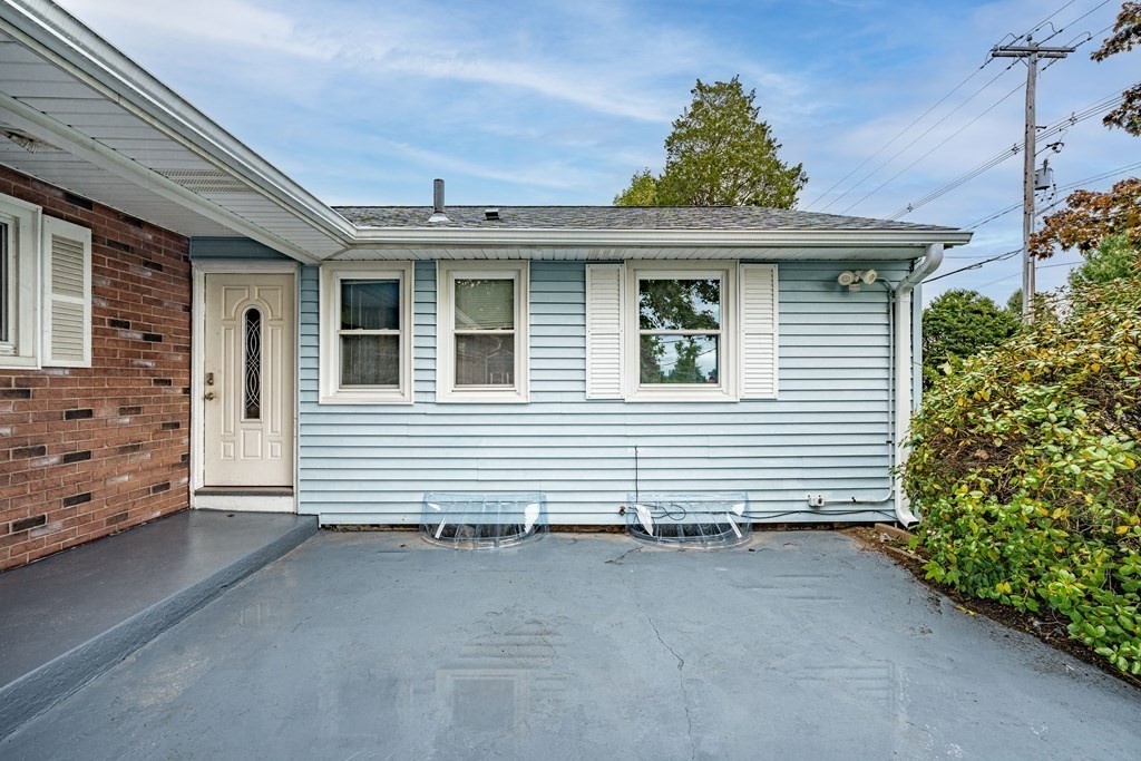 179 Whiting Farms Road Holyoke, MA 01040 - Photo 4 of 41 Gallery Image 4