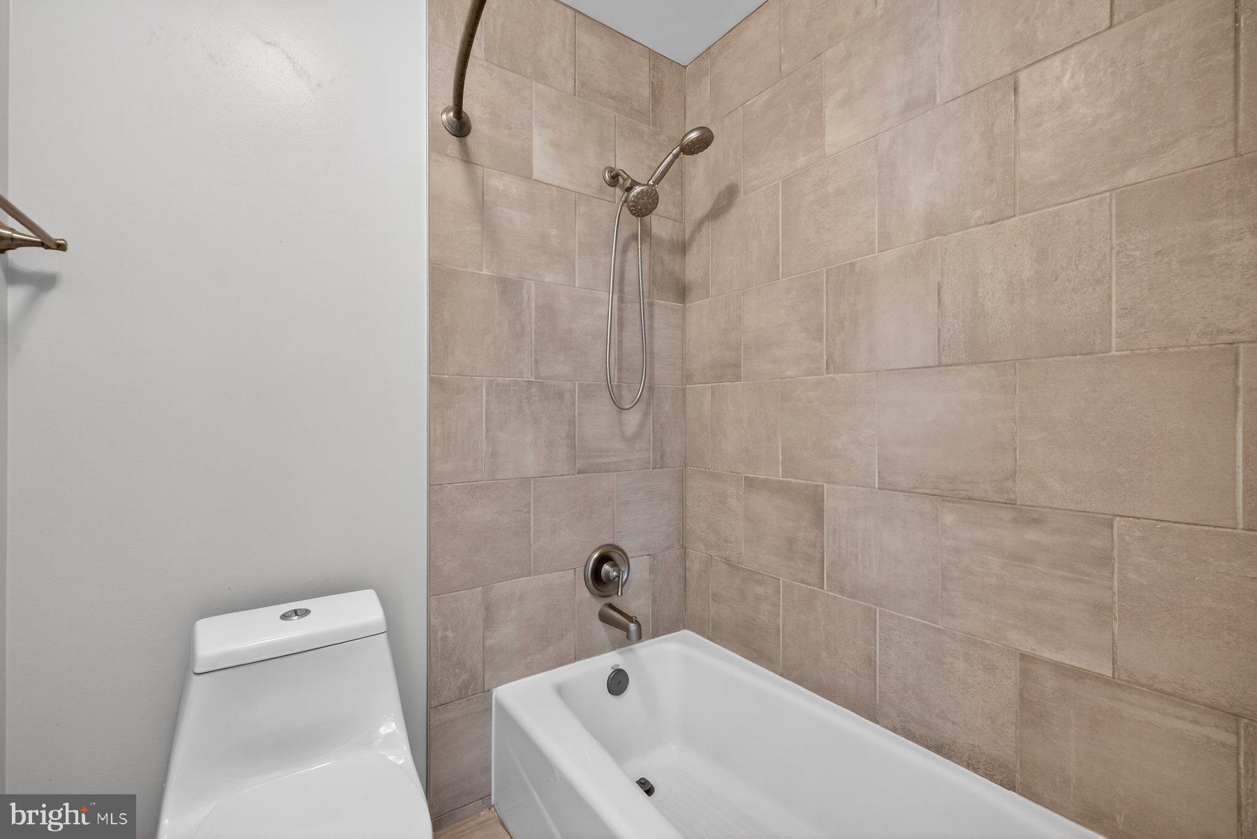 8537 Hooes Road Springfield, VA 22153 - Photo 18 of 30 a bathroom with a bathtub and a toilet