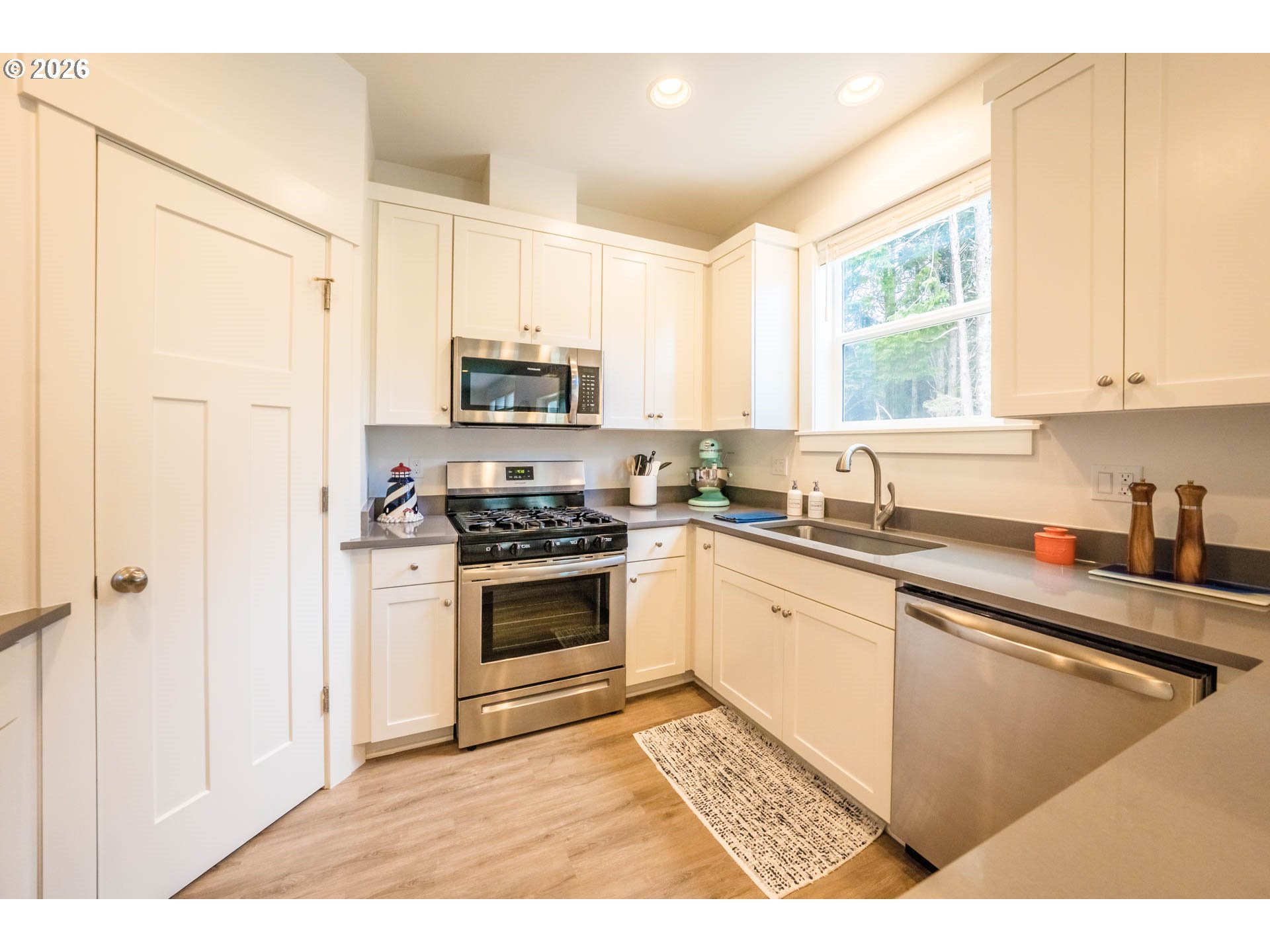4153 Southeast Inlet Avenue Lincoln City, OR 97367 - Photo 12 of 48