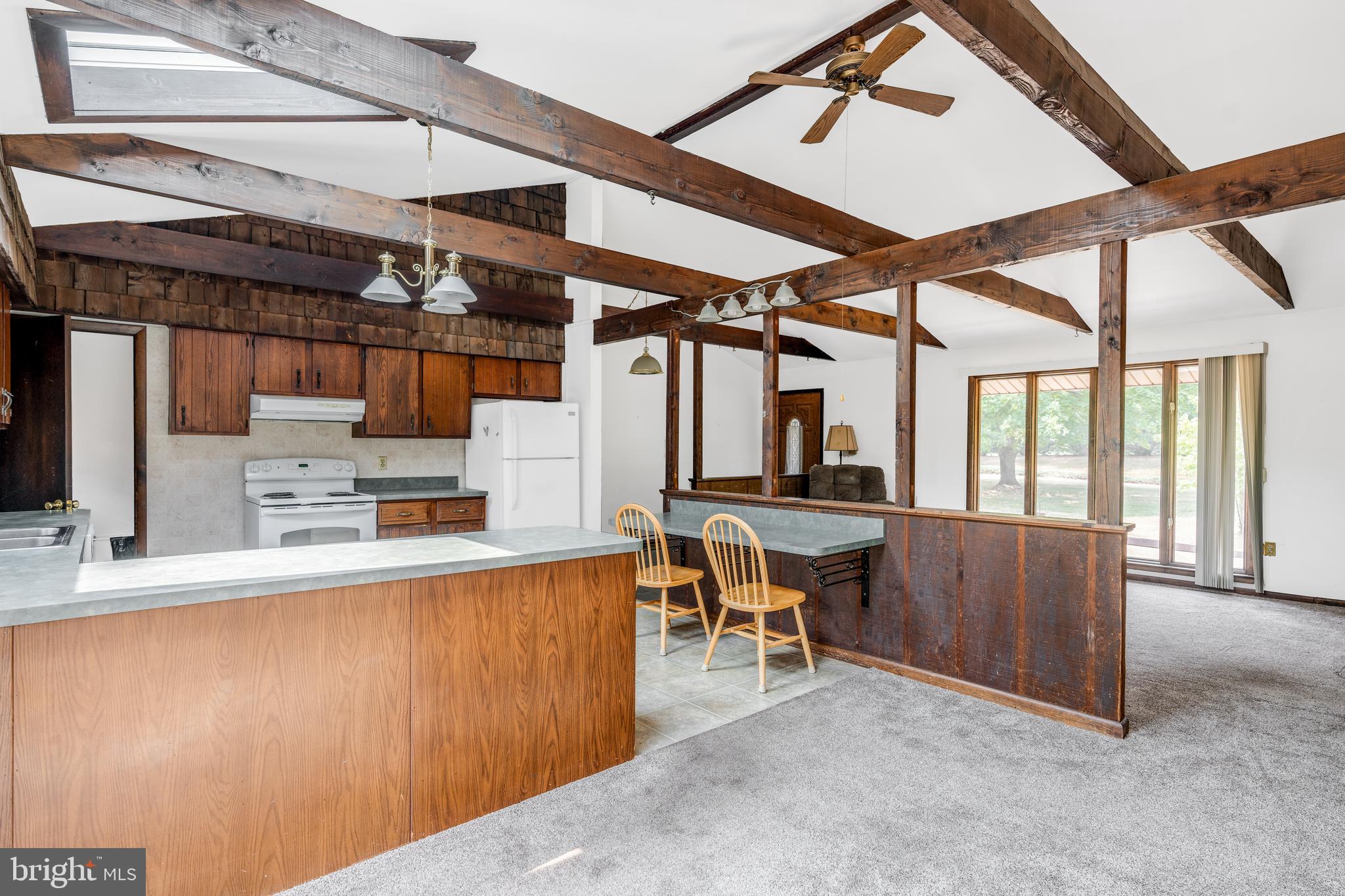 Open floorplan view to kitchen